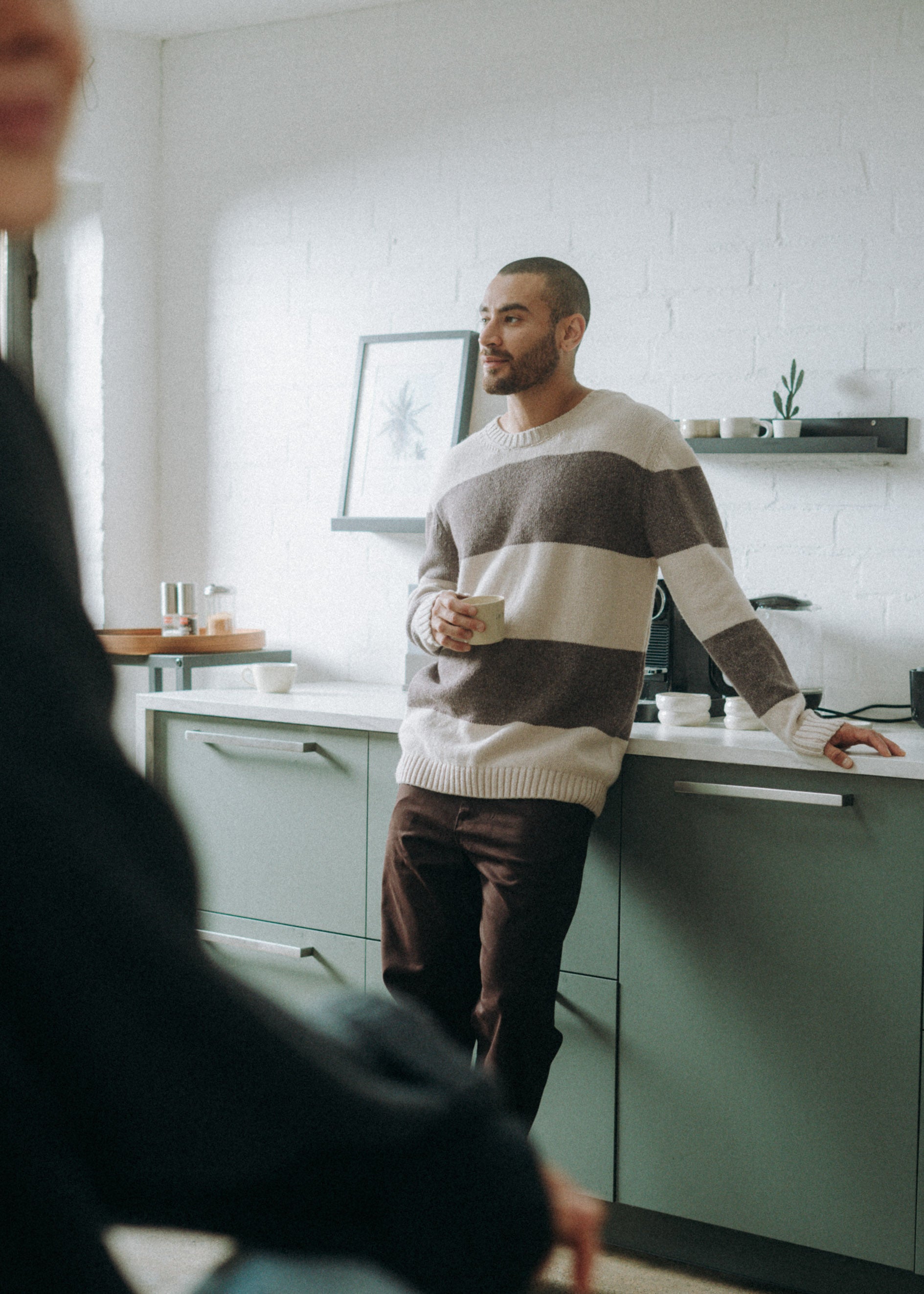 Unser Model Hugo ist <strong>184 cm</strong> groß und trägt <strong>Größe L</strong>.#