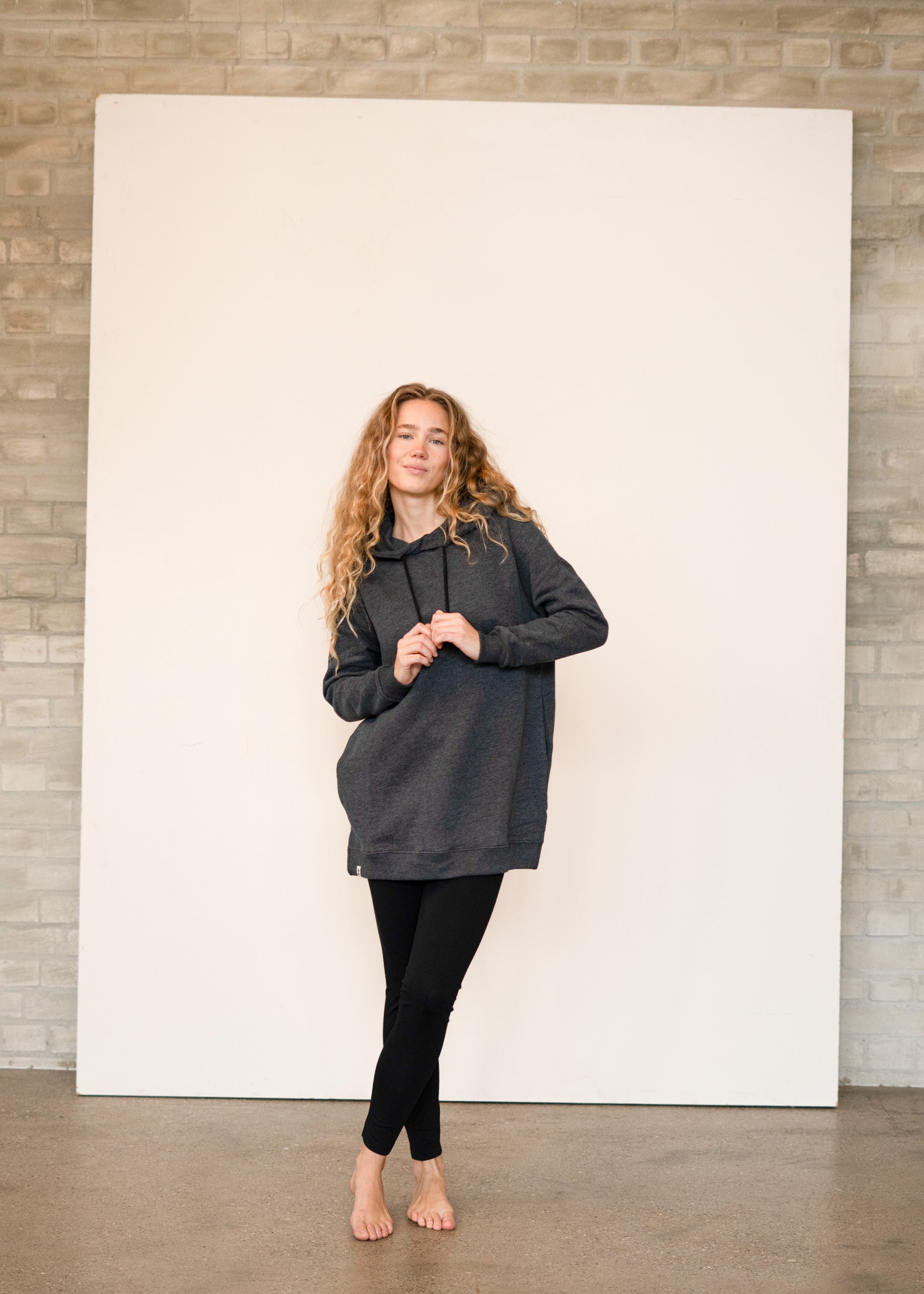 Unser Model Nika ist <strong>175 cm</strong> groß und trägt <strong>Größe S</strong>.#