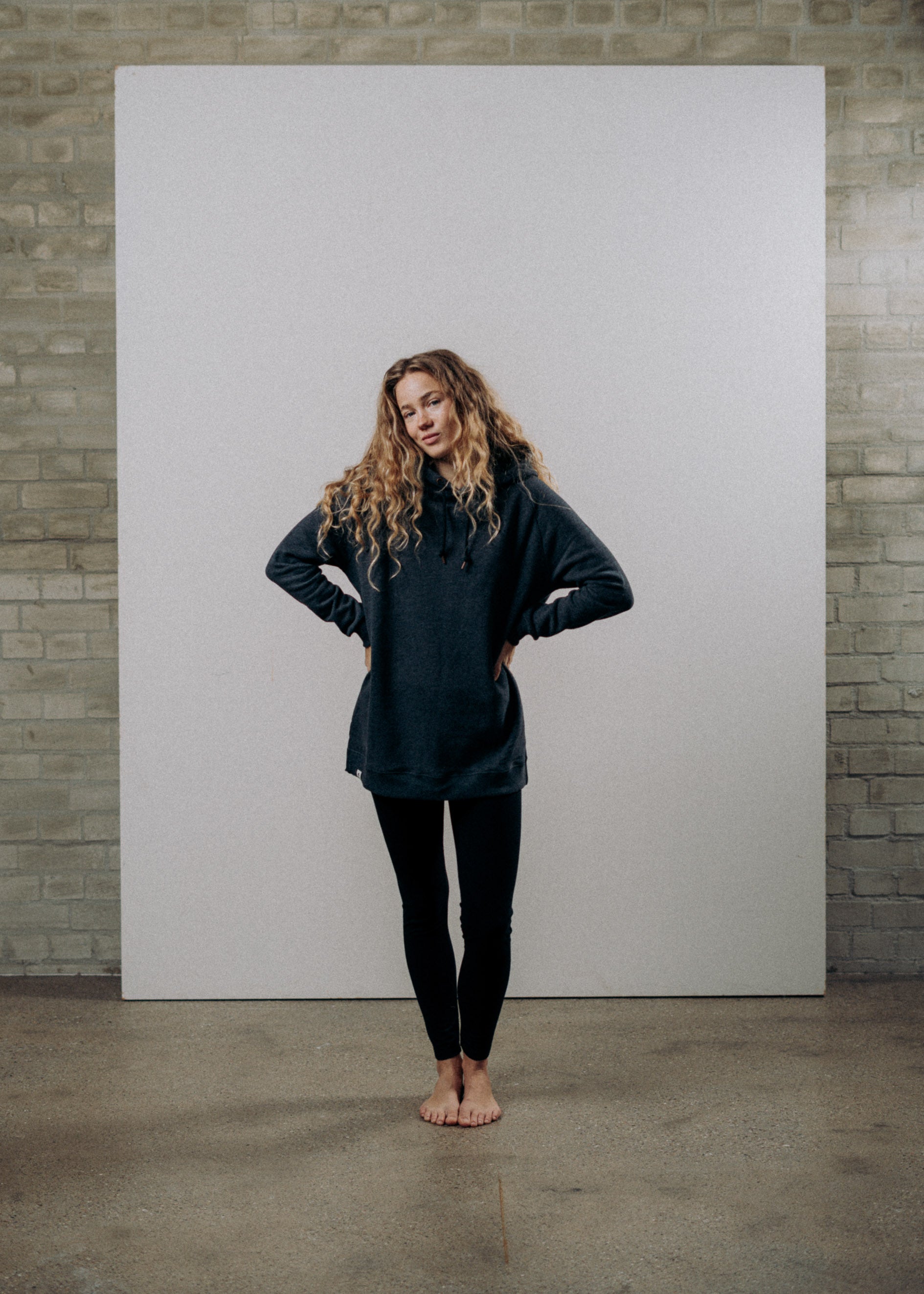 Unser Model Nika ist <strong>175 cm</strong> groß und trägt <strong>Größe S</strong>.#