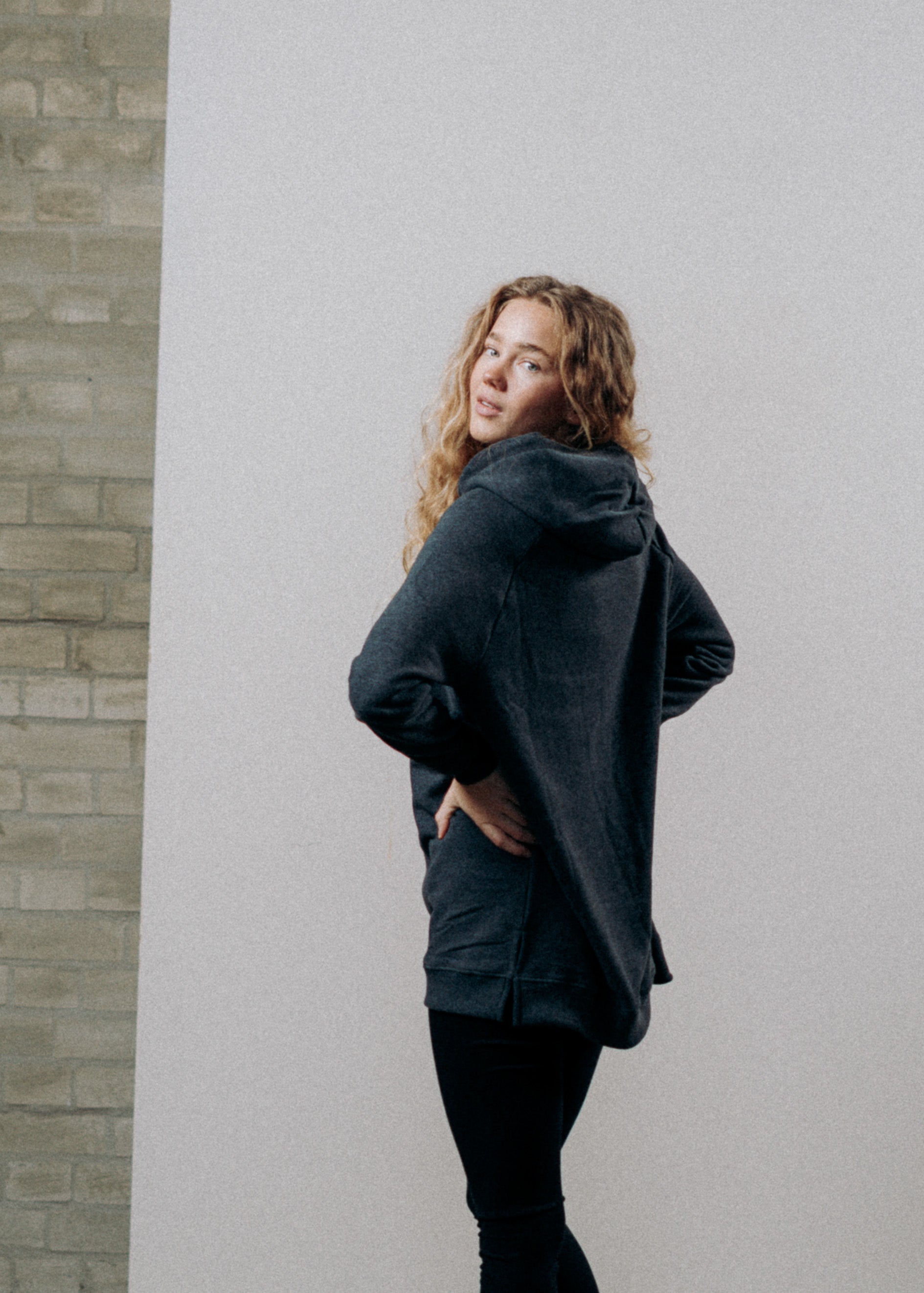 Unser Model Nika ist <strong>175 cm</strong> groß und trägt <strong>Größe S</strong>.#