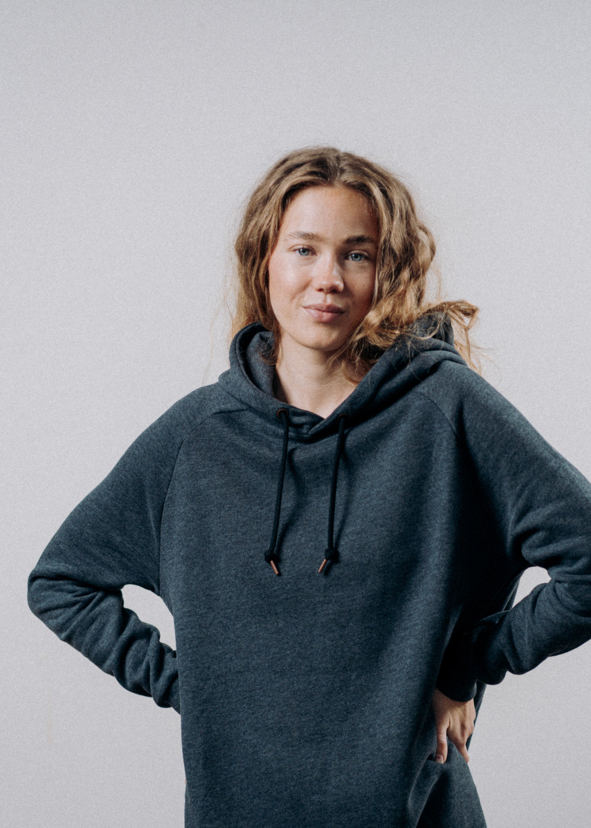 Unser Model Nika ist <strong>175 cm</strong> groß und trägt <strong>Größe S</strong>.#