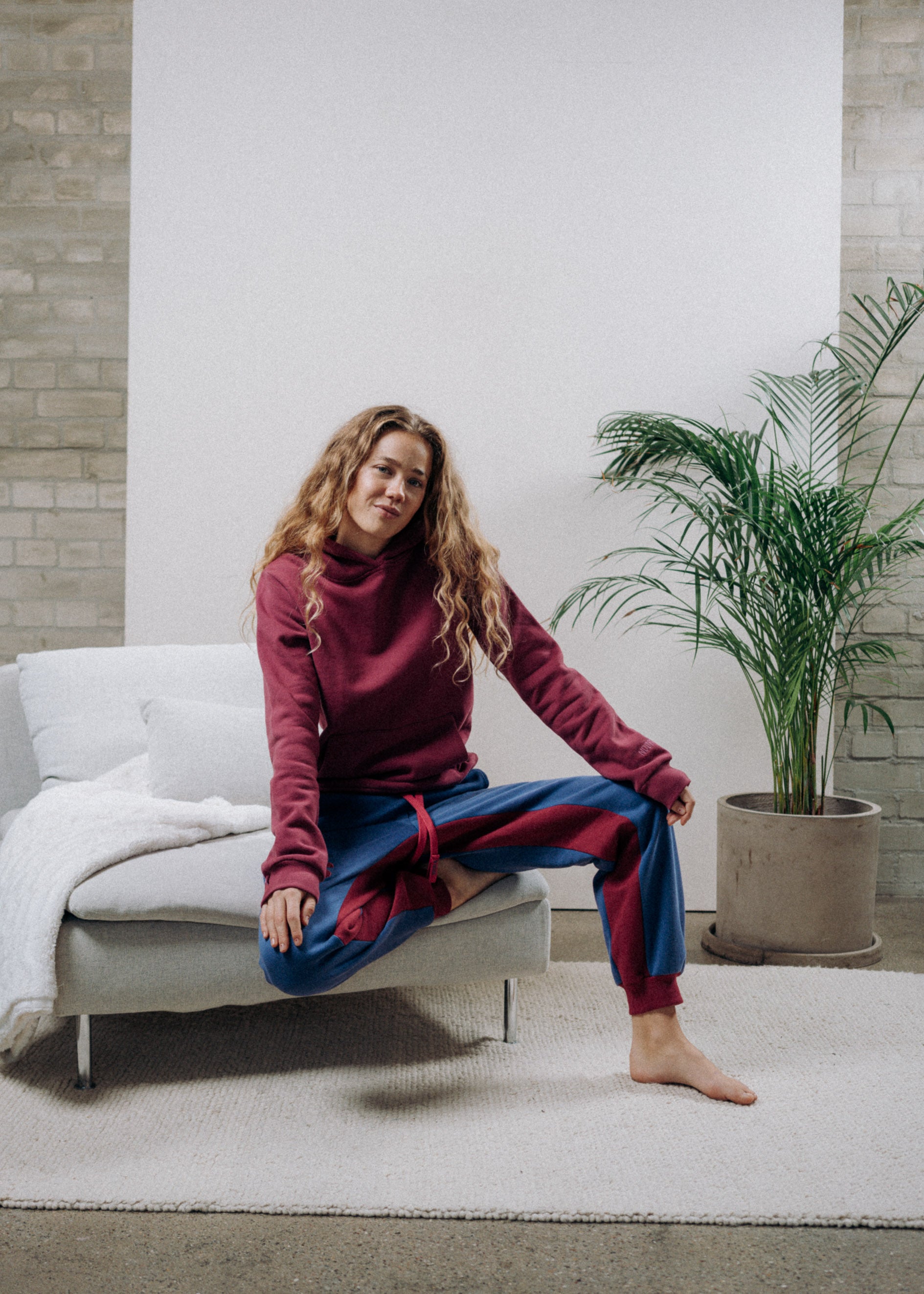 Unser Model Nika ist <strong>175 cm</strong> groß und trägt <strong>Größe S</strong>.#