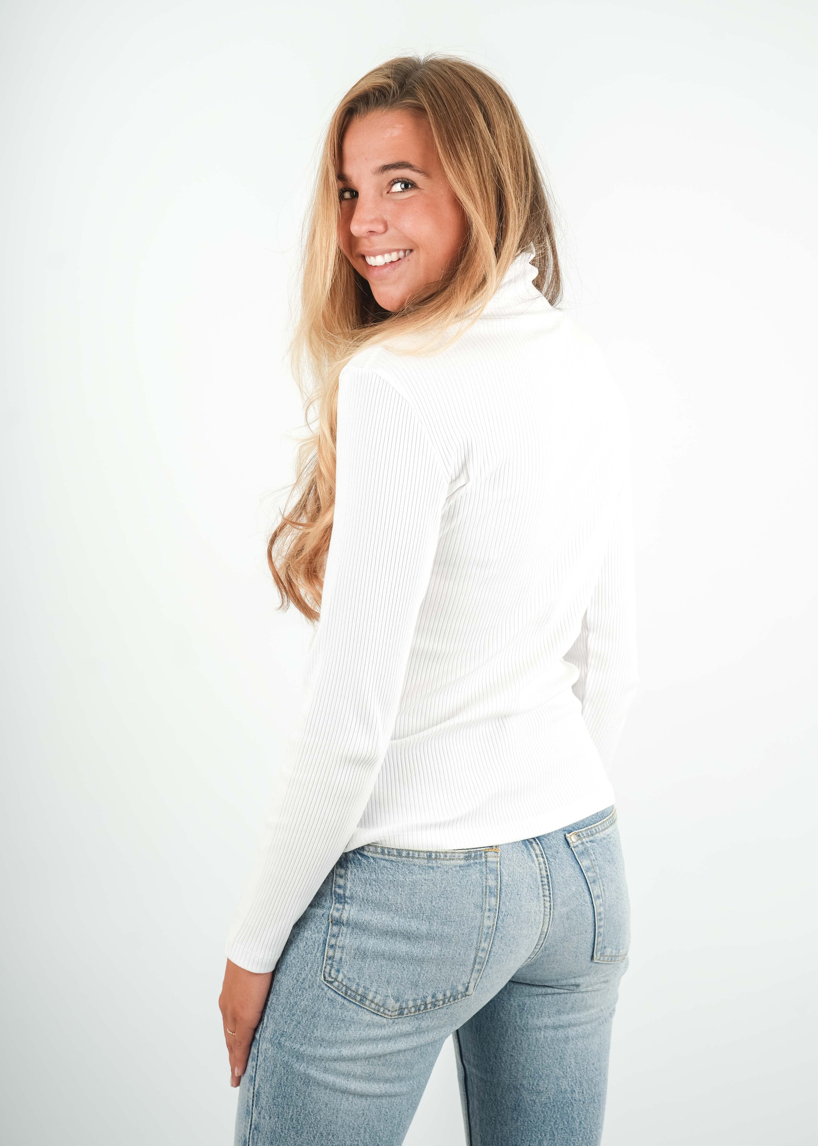 Unser Model Luca ist <strong>179 cm</strong> groß und trägt <strong>Größe S</strong>.#