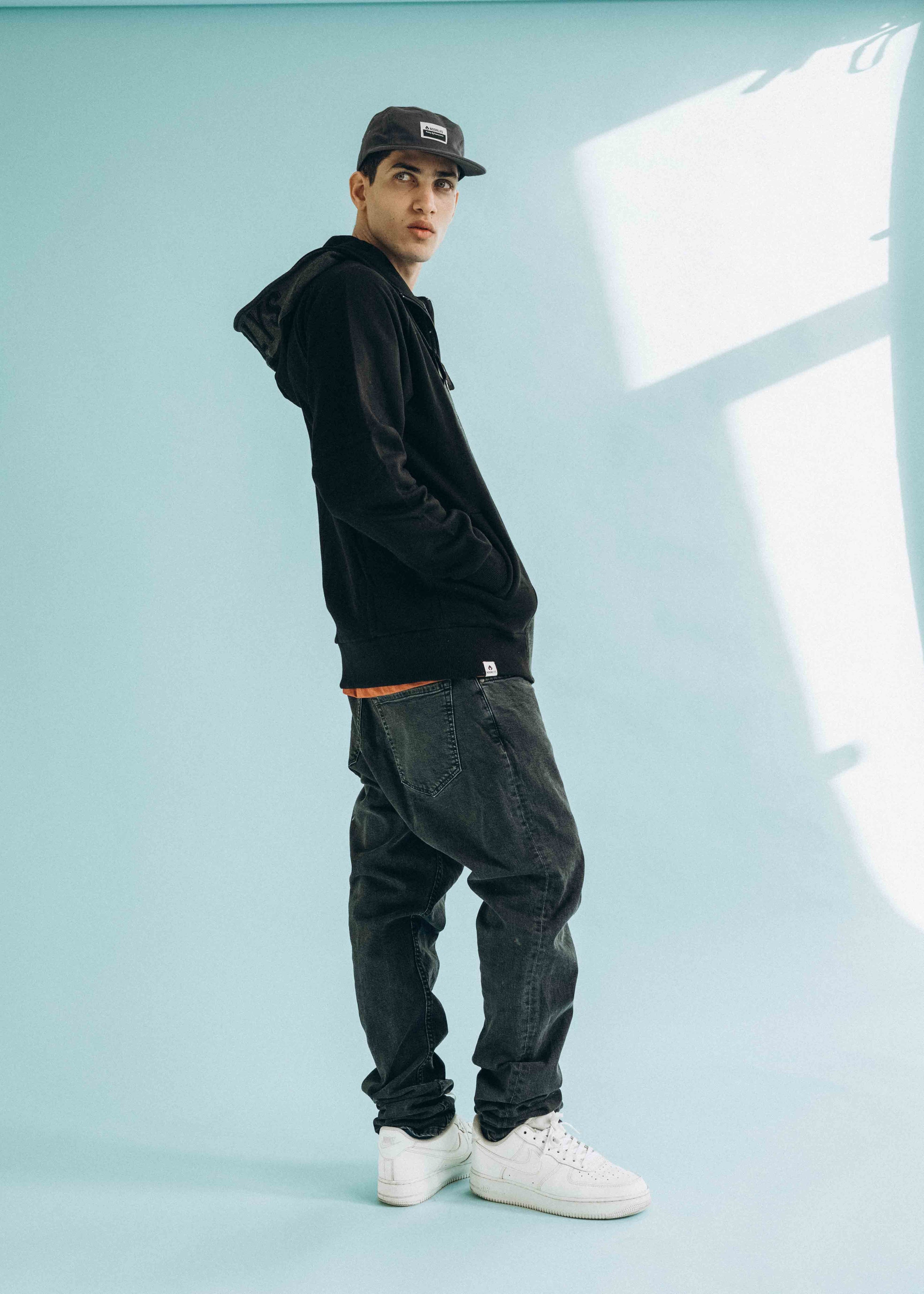 Unser Model Alisson ist <strong>184 cm</strong> groß und trägt <strong>Größe L</strong>.#