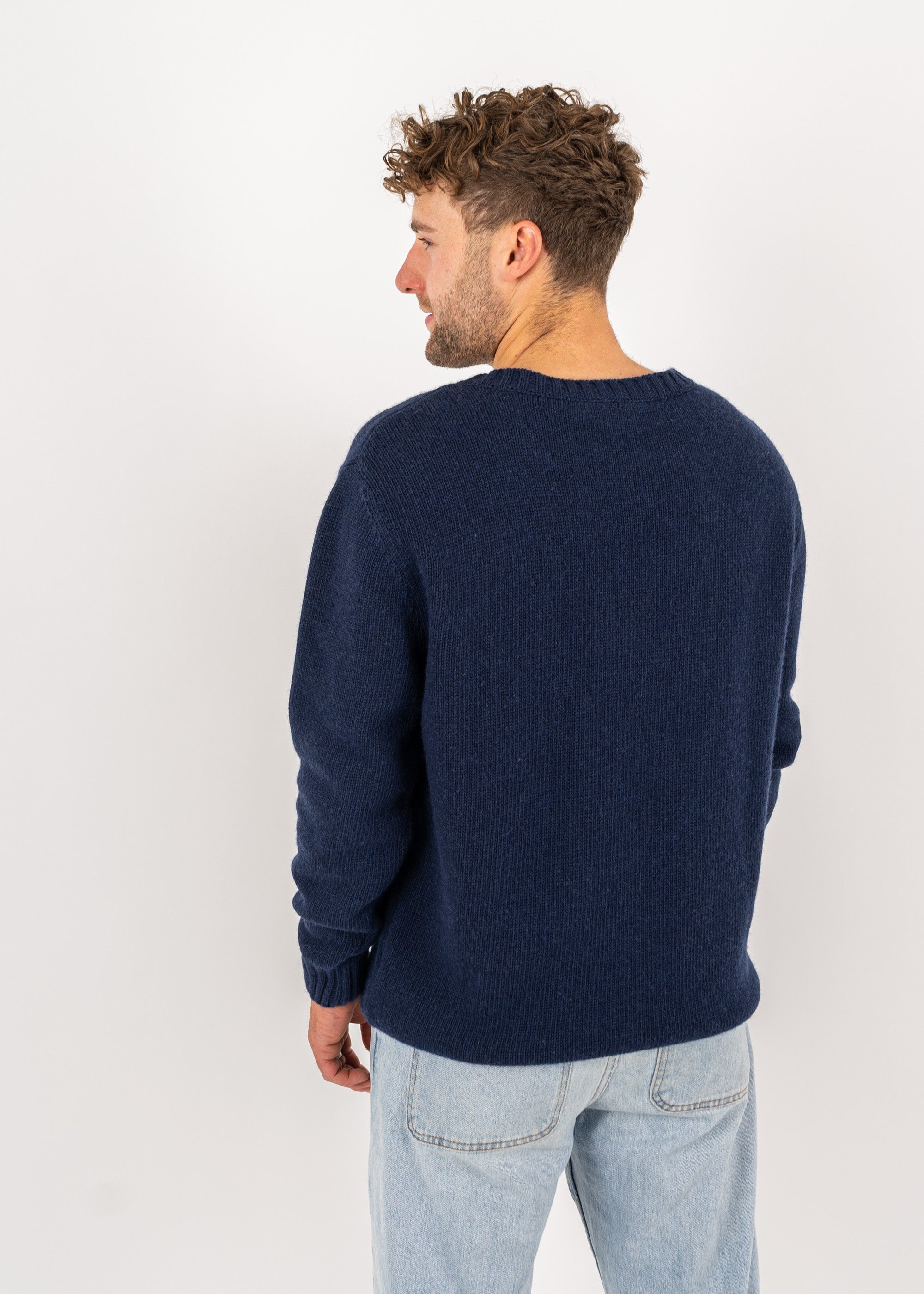 Unser Model Henry ist <strong>178 cm</strong> groß und trägt <strong>Größe L</strong>.#