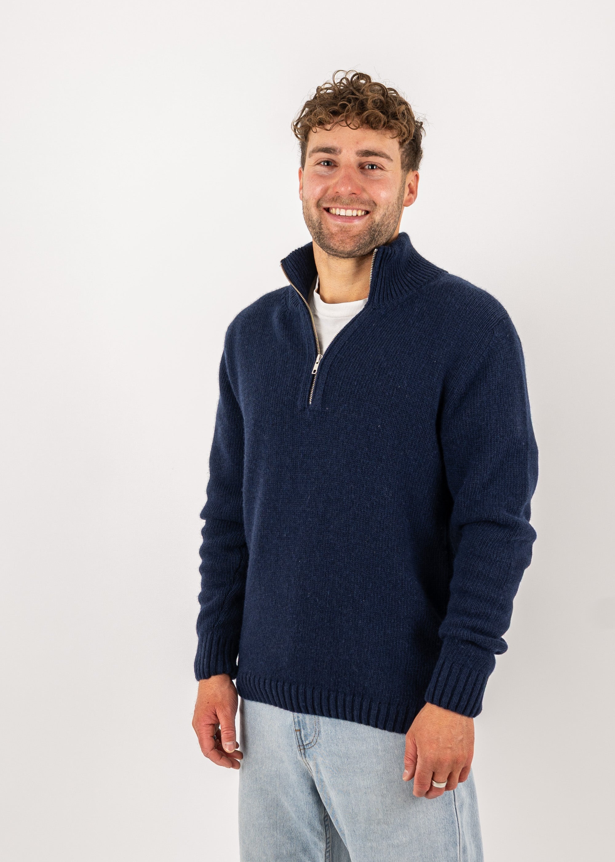 Unser Model Henry ist <strong>178 cm</strong> groß und trägt <strong>Größe L</strong>.#