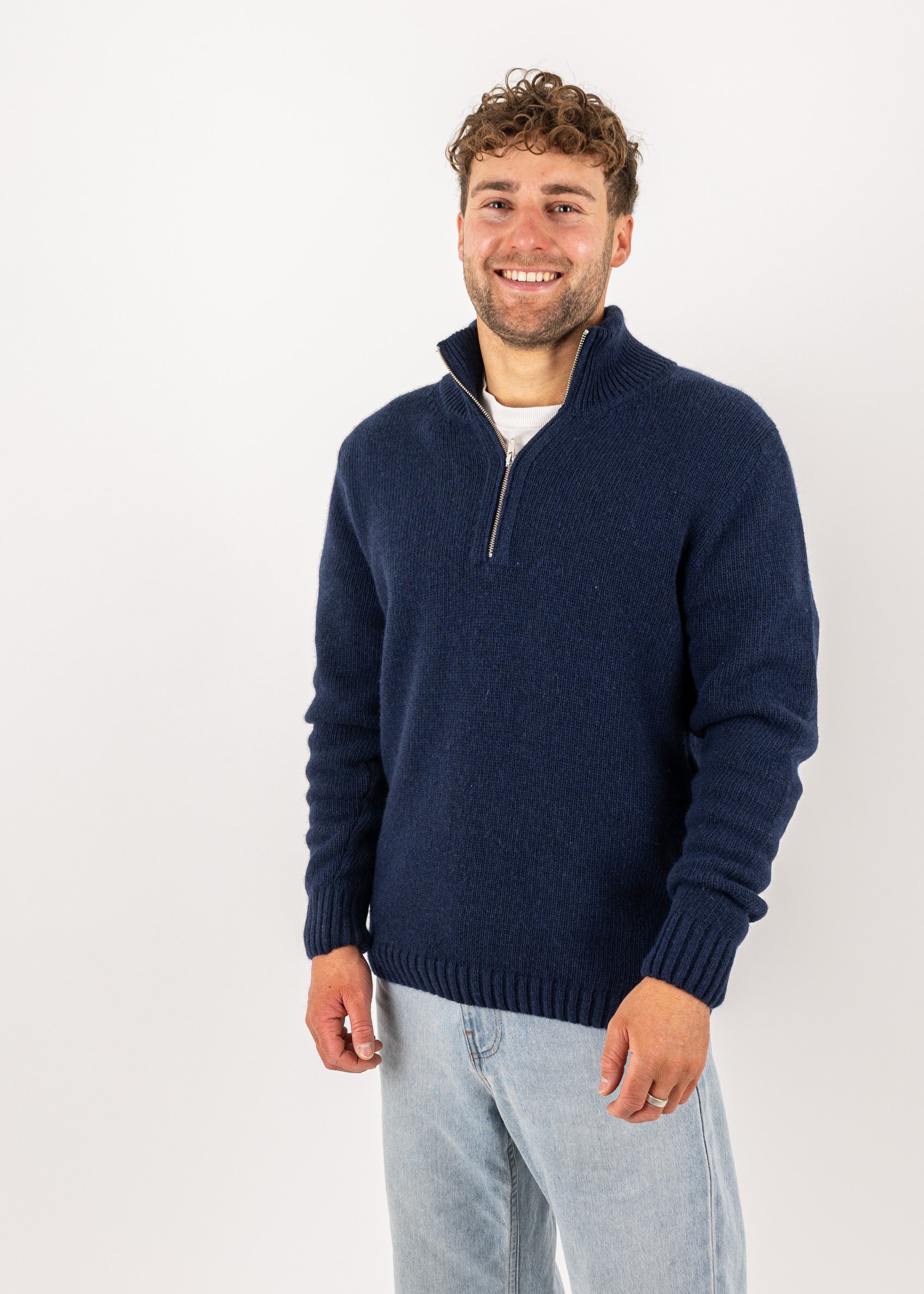 Unser Model Henry ist <strong>178 cm</strong> groß und trägt <strong>Größe L</strong>.#
