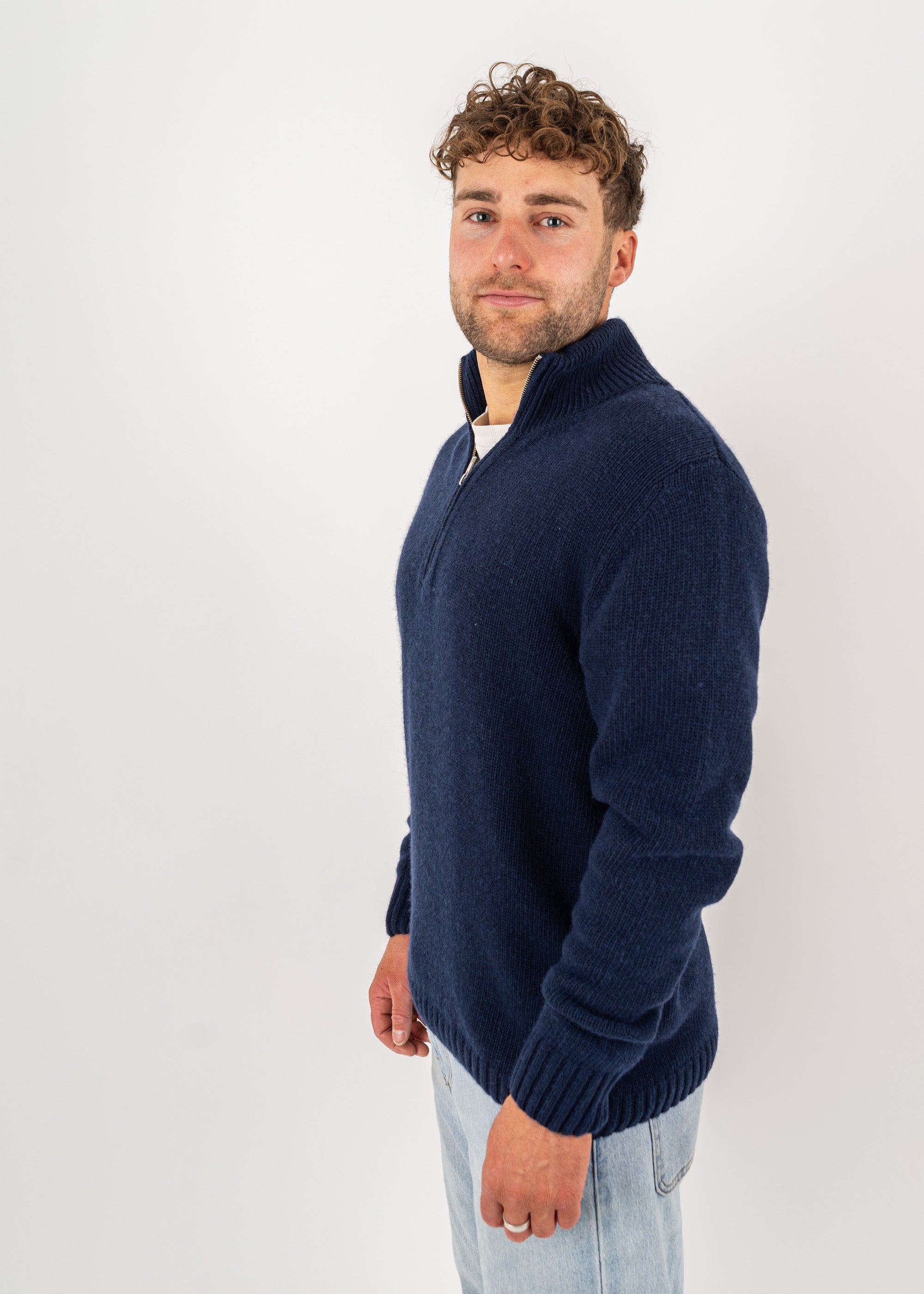 Unser Model Henry ist <strong>178 cm</strong> groß und trägt <strong>Größe L</strong>.#