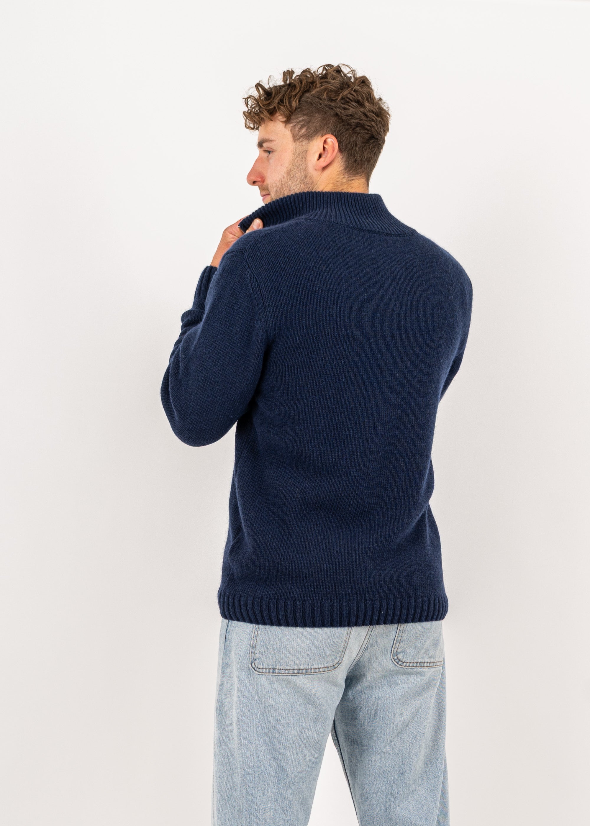 Unser Model Henry ist <strong>178 cm</strong> groß und trägt <strong>Größe L</strong>.#