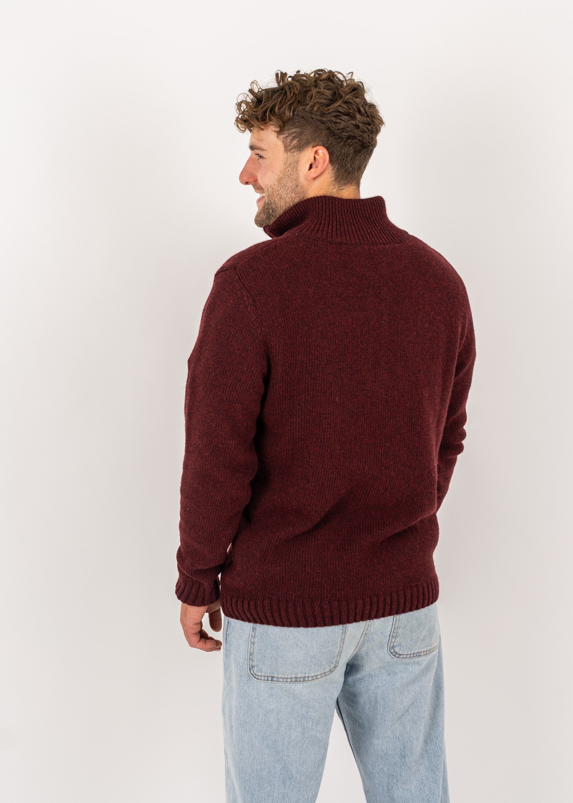 Unser Model Henry ist <strong>178 cm</strong> groß und trägt <strong>Größe L</strong>.#