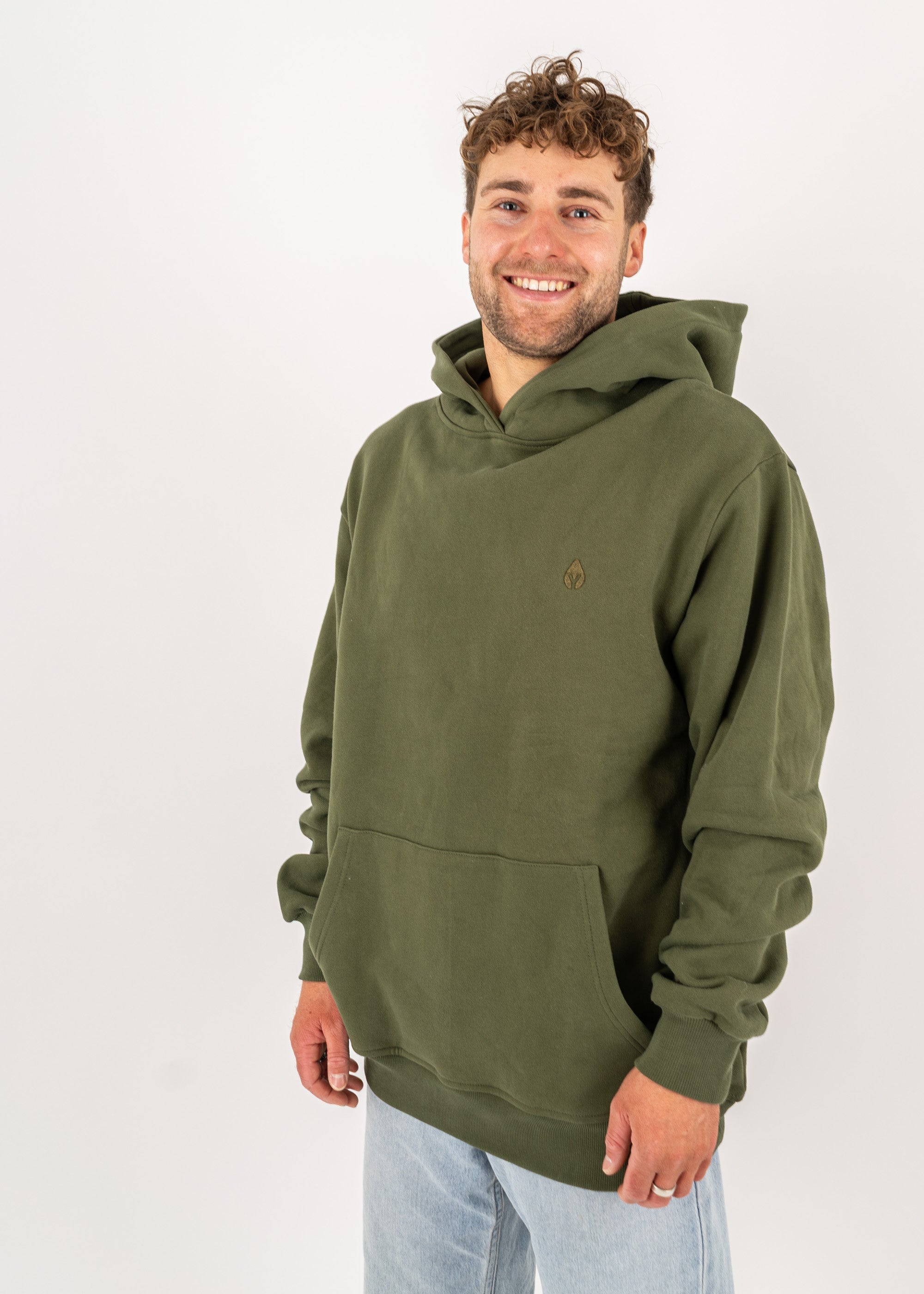 Unser Model Henry ist <strong>178 cm</strong> groß und trägt <strong>Größe L</strong>.#