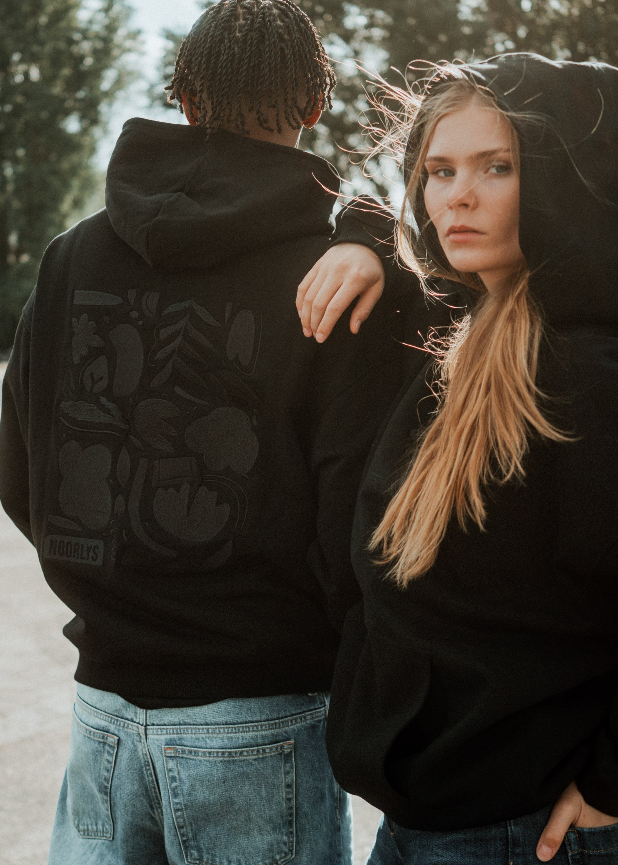 Unser Model CJ ist <strong>187 cm</strong> groß und trägt <strong>Größe L</strong>.#