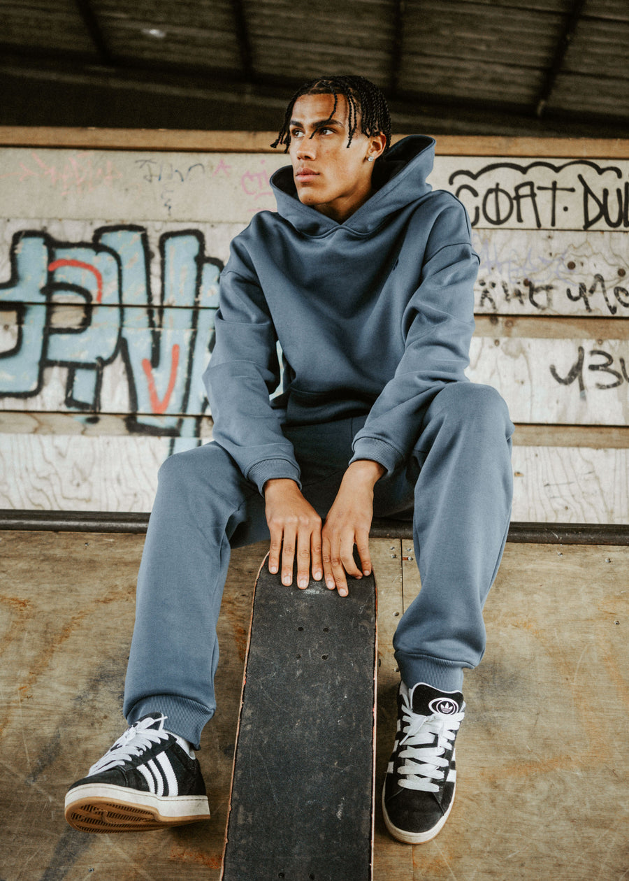 Unser Model CJ ist 187 cm groß und trägt Größe L.#