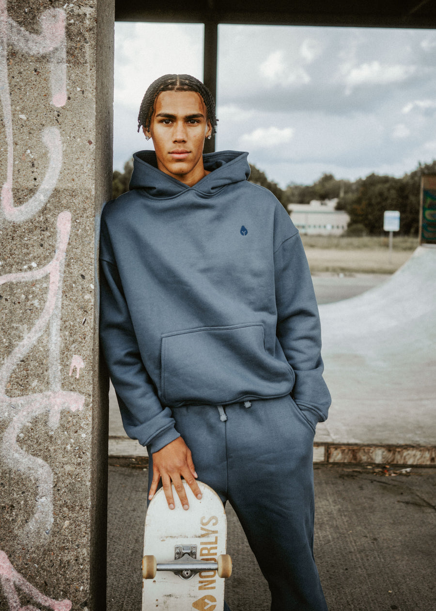 Unser Model CJ ist 187 cm groß und trägt Größe L.#