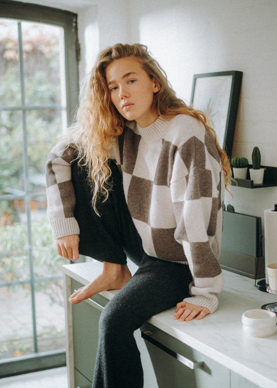 Unser Model Nika ist 175 cm groß und trägt Größe S.#