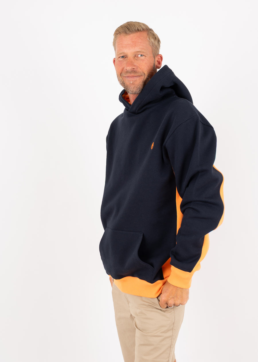 Unser Model ist 175 cm groß und trägt Größe L.#