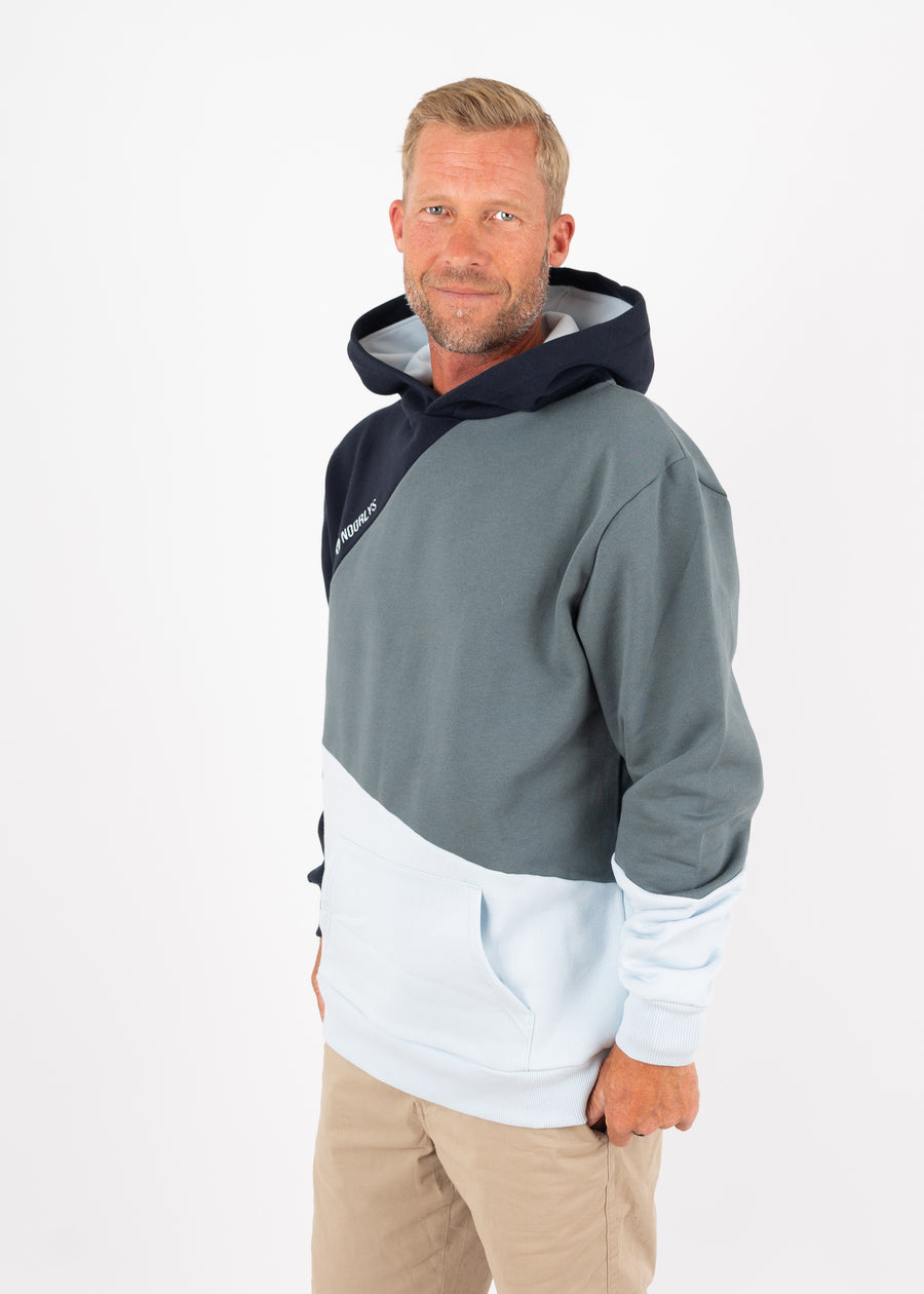 Unser Model ist 175 cm groß und trägt Größe L.#